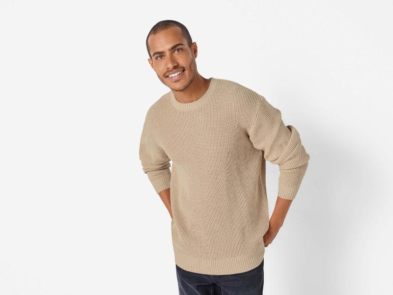 Mann in einem beigefarbenem Pullover mit langen Ärmeln