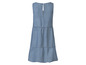 Ein blaues Denimkleid mit Rundhalsausschnitt und Knopfleiste.