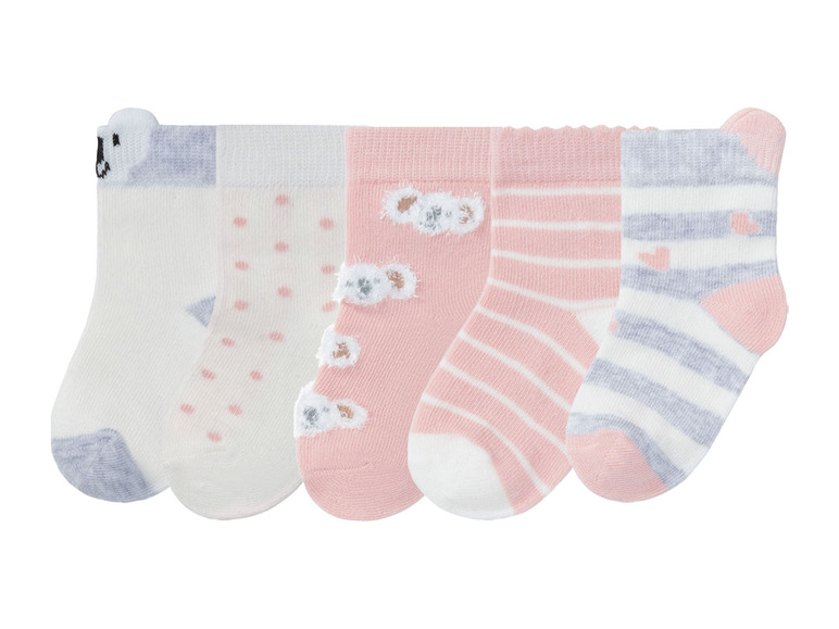 Ein Set Babysocken mit verschiedenen Mustern, darunter Streifen, Punkte und ein Tier.