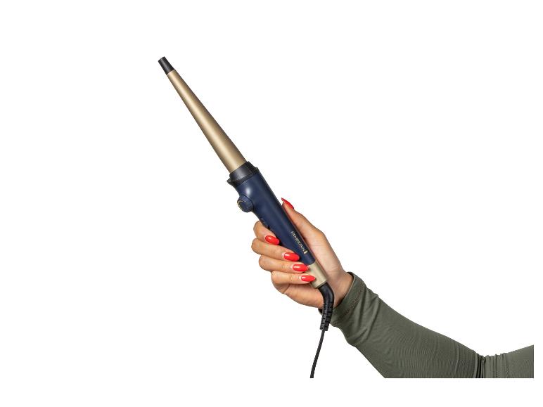 Ein Remington Lockenstab in der Hand.