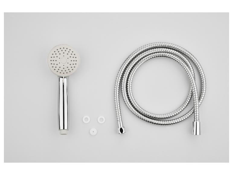 Ein verchromter Duschkopf und ein Schlauch