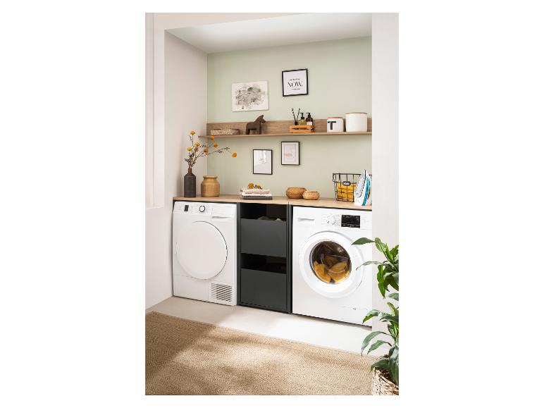 Waschmaschine und Trockner in moderner Waschküche mit Holzregalen.
