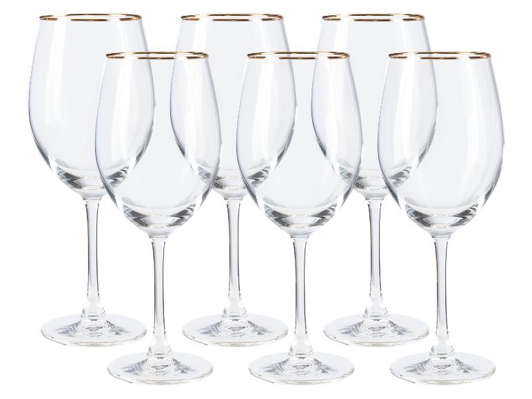 Sechs Gläser mit goldenem Rand für Wein oder Wasser.