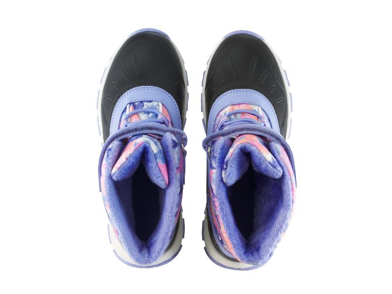 Ein Paar Kinder-Winterstiefel mit Blumenmuster und lila Details