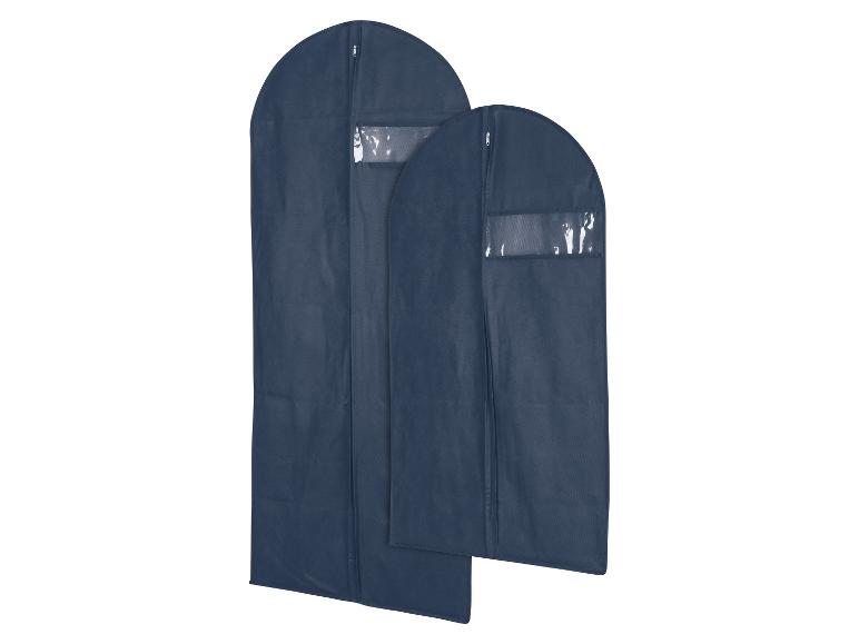 Zwei dunkelblaue Kleiderhüllen auf einem Kleiderbügel.