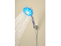 Beleuchteter Duschkopf mit Wasserstrahl an einer beigen Wand.