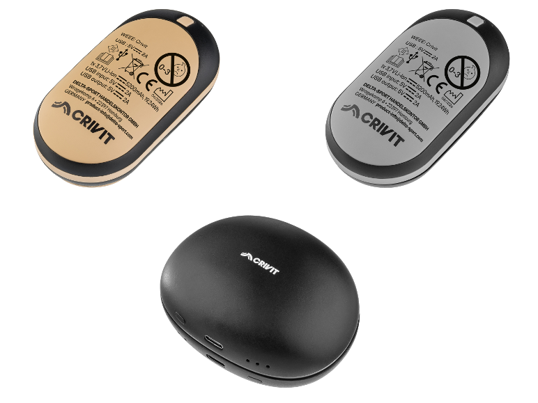 Zwei tragbare 5200-mAh-Powerbanks, eine beige und eine graue, mit einer dritten schwarzen Powerbank im Vordergrund.