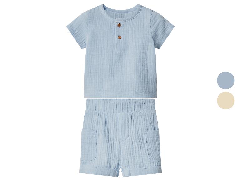 Blaues Baby-Set mit Kurzarmshirt und Shorts mit Taschen.
