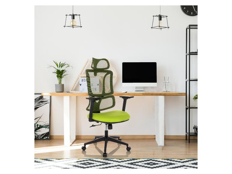 Grüner Bürostuhl mit Netzrückenlehne in einem modernen Home-Office.