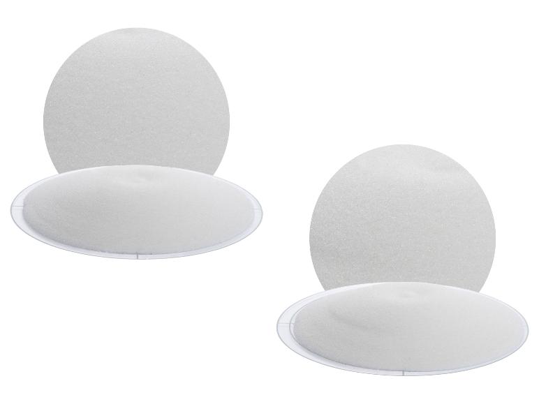 Zwei weiße runde Schaumstoffpads, eines hinter dem anderen, auf weißem Hintergrund.