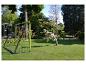 Ein Kind spielt Fußball in einem Garten mit einem Fußballtor.