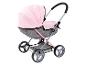 Rosa und grauer Spielzeug-Kinderwagen mit Verdeck und Einkaufskorb.