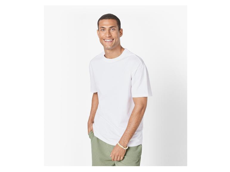 Weißes T-Shirt und kaki Shorts für Herren.
