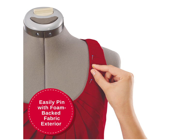 Schneiderpuppe mit rotem Kleid, das die schaumstoffgepolsterte Stoffaußenseite hervorhebt.