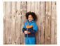 Ein Junge trägt eine blaue Winterjacke und blaue Hose zum Spielen im Freien.