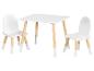 Weißer Kindertisch und zwei Stühle mit hellen Holzbeinen