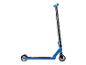 Blauer und schwarzer Freestyle-Scooter mit Speichenrädern.