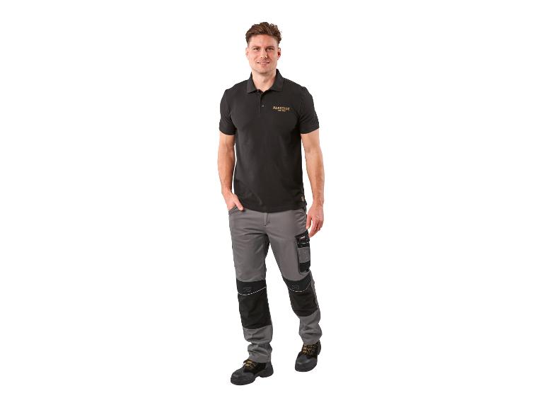 Mann in schwarzem Poloshirt und grauer Arbeitshose.