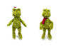 Zwei Grinch-Plüschtiere: eines mit Weihnachtsmütze und eines mit rotem Schal.