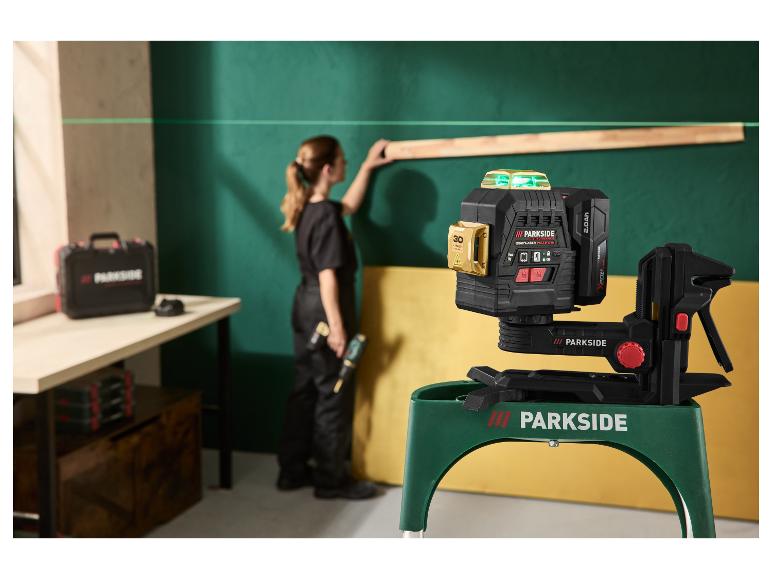 PARKSIDE PERFORMANCE® Akku-Kreuzlinienlaser projiziert eine grüne Linie an die Wand.