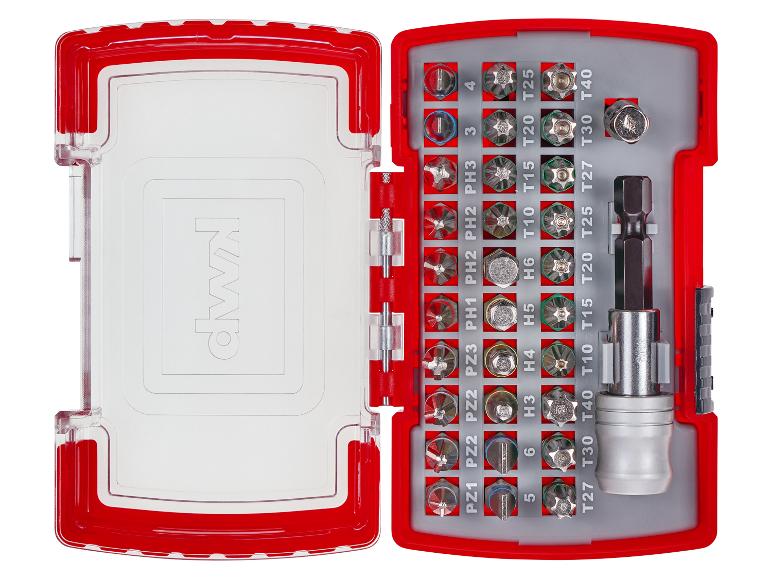 Geöffnetes rotes Schraubendreher-Bit-Set mit verschiedenen Bits und Adapter.