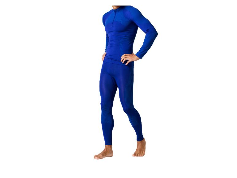 Mann in blauer langärmeliger Thermounterwäsche und Leggings.