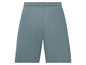 Blaue Sport-Shorts.