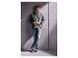 Mann in grauer Jacke, Jeans und schwarzen Sneakern lehnt an einer Wand.