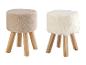 Zwei runde Hocker mit Holzbeinen, einer beige mit kurzem Fell und einer weiß mit langem Fell.