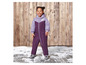 Ein Kind trägt einen lilafarbenen Winteroverall mit Kapuze.