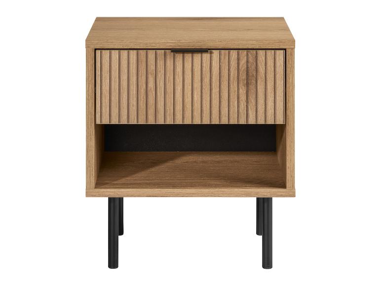 Nachttisch aus hellem Holz mit geriffelter Schublade und schwarzen Beinen.