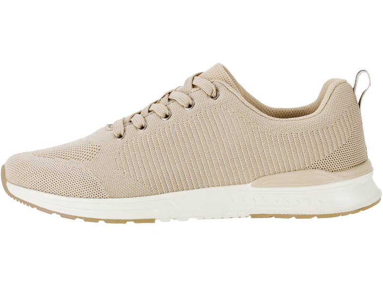 Beige gestrickte Sportschuhe mit weißer Sohle und beigen Schnürsenkeln.