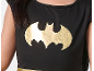 Nahaufnahme eines Kindes in einem schwarzen Oberteil mit goldenem Batman-Logo.