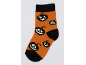 Orangefarbene Socken mit schwarzen und weißen Kürbismotiven.