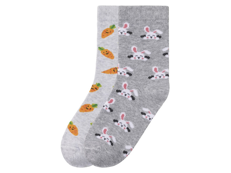 Zwei Paar Socken mit Kaninchen- und Karottenmotiven.