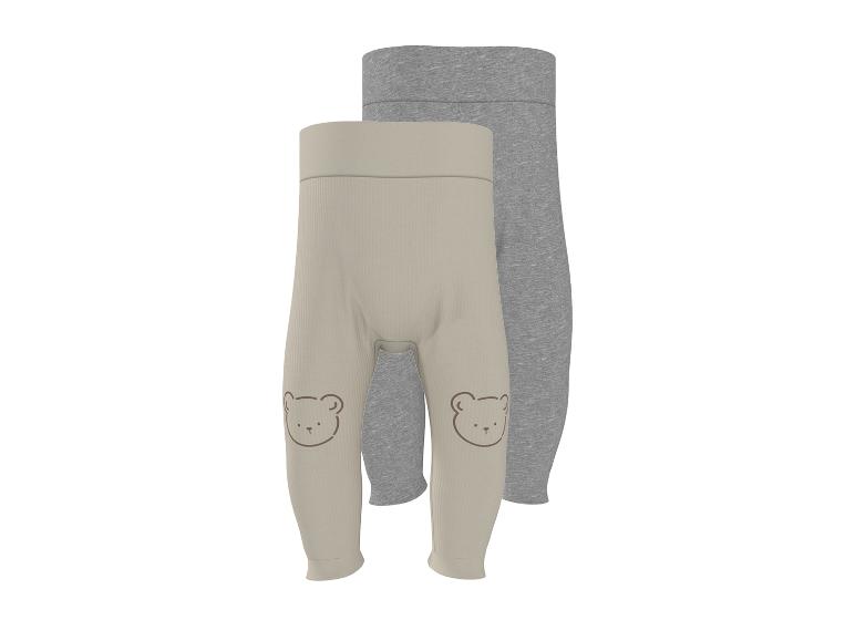 Zwei Baby-Leggings, eine gerippte beige mit Bären und eine einfarbige graue.