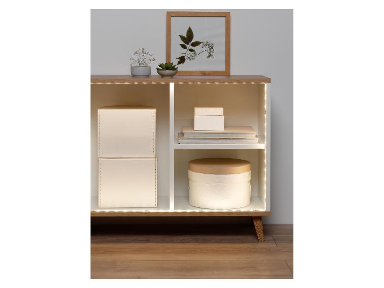 LED-Streifen beleuchten ein modernes Holzregal mit Dekorationen.