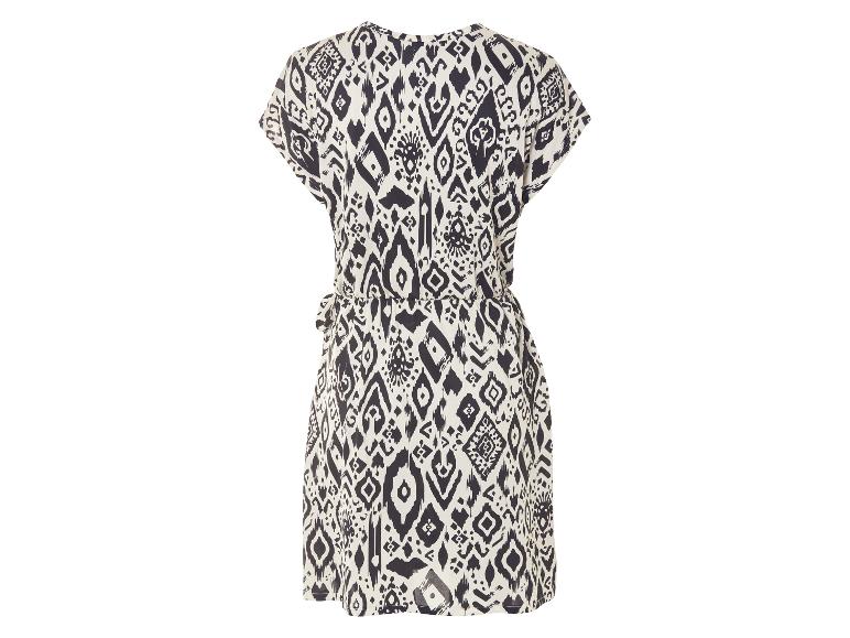 Kurzes Kleid mit schwarz-weißem Ikat-Muster.