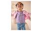 Mädchen in rosa Strickjacke und lila T-Shirt mit Blumenmuster.