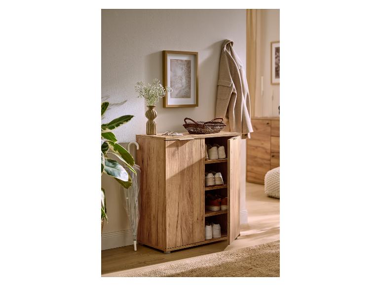 Heller Holzschuhschrank mit offener Tür, Schuhe zeigend, in einem gemütlichen Flur.