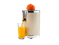 Beige Zitruspresse mit einer Orange, die Saft in ein Glas gießt.
