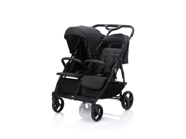 Schwarzer Zwillingskinderwagen mit zwei Sitzen und Verdecken auf weißem Hintergrund.