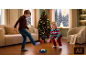Kinder spielen mit einem schwebenden Fußball in einem weihnachtlich dekorierten Raum.