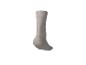 Hellbeiger Socken mit Stricktextur, von der Seite gesehen.