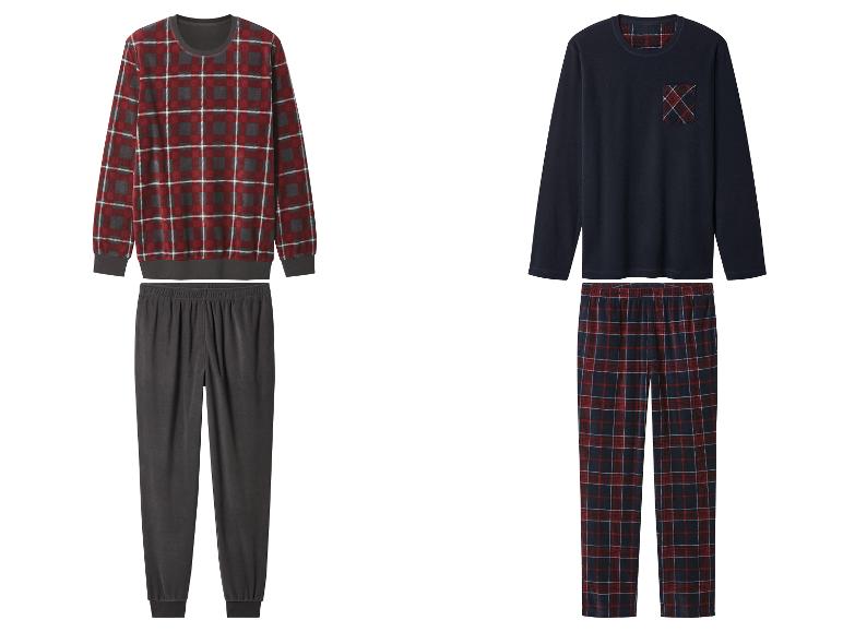Zwei Pyjama-Sets: ein rot kariertes Oberteil mit grauer Hose und ein dunkelblaues Oberteil mit karierter Hose.