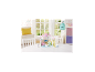 Kindergarten-Spielset mit rosa Schloss, Spielzeugtieren und Zubehör auf einem weißen Tisch.