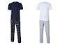Zwei Herren-Pyjama-Sets: eines mit dunkelblauem T-Shirt und karierter Hose, das andere mit weißem T-Shirt und gestreifter Hose.