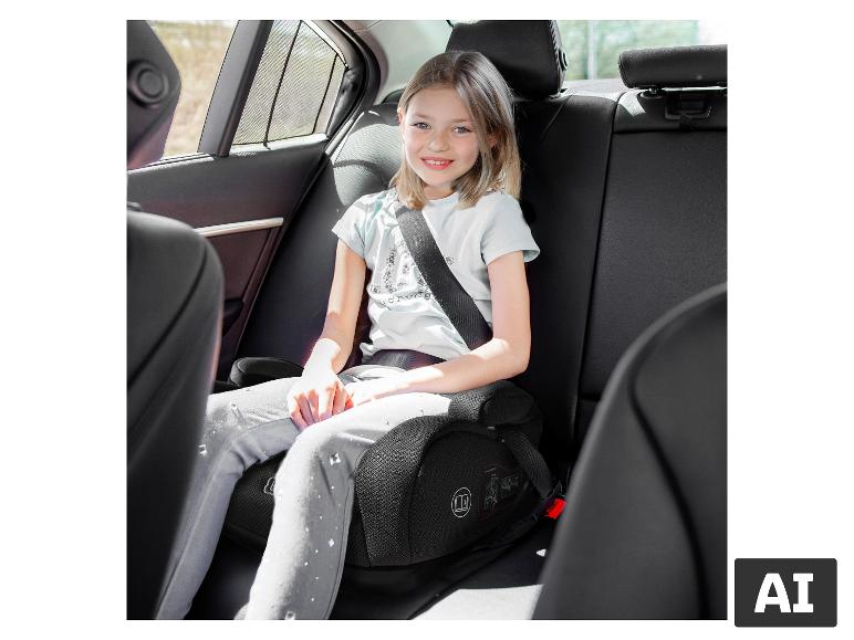 Ein Mädchen im Auto auf der BABYGO Booster Sitzerhöhung. [KI-generiertes Bild]