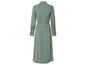 Ein grünes Kleid mit langen Ärmeln und Gürtel.