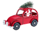 Weihnachtsdekoration: rotes Auto mit Weihnachtsbaum und Weihnachtsmann.